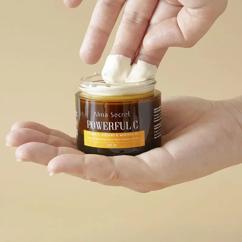 Alma Secret Powerful C Avec de la vitamine C, du ginseng et du moringa. Spf 30