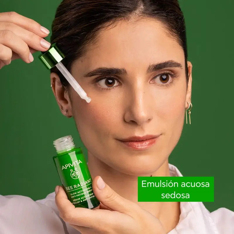 APIVITA Sérum éclaircissant et anti-fatigue à la pivoine blanche et à la propolis brevetée.