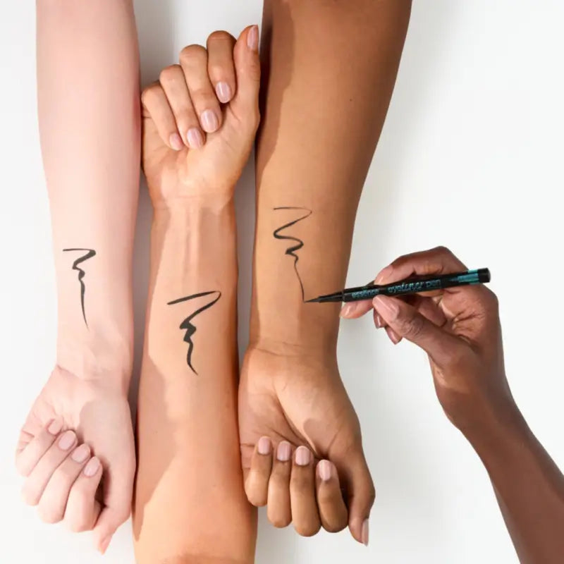 Essence Eyeliner en stylo longue tenue, waterproof et anti-bavures 01, 1,2 ml