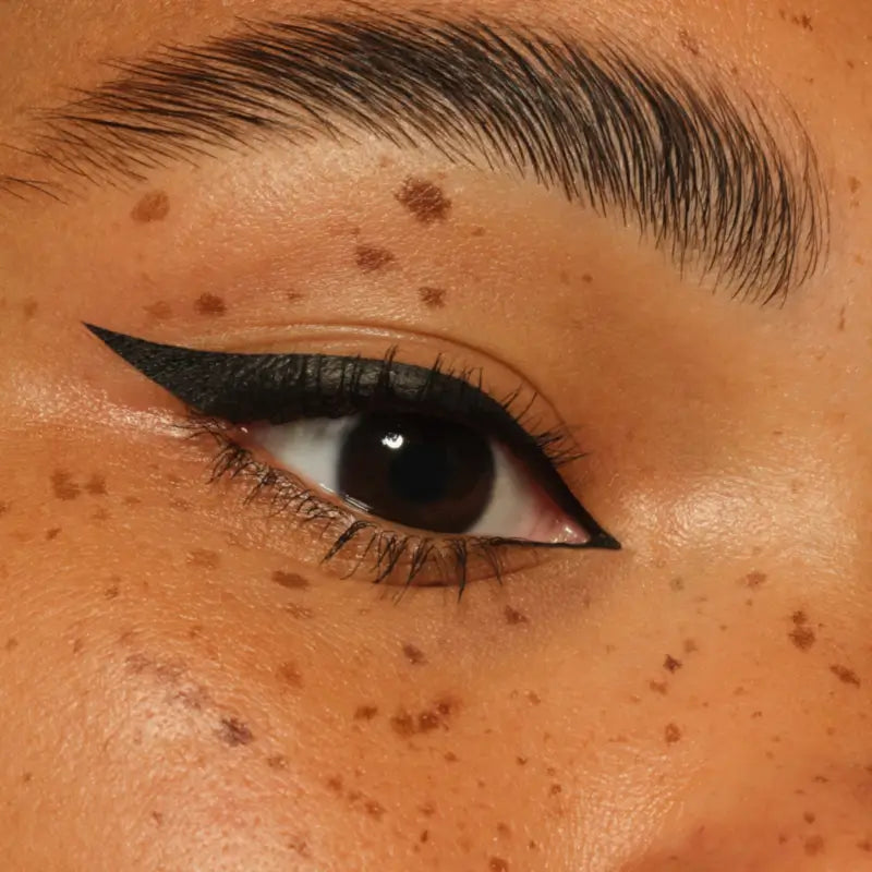 Essence Eyeliner en stylo longue tenue, waterproof et anti-bavures 01, 1,2 ml