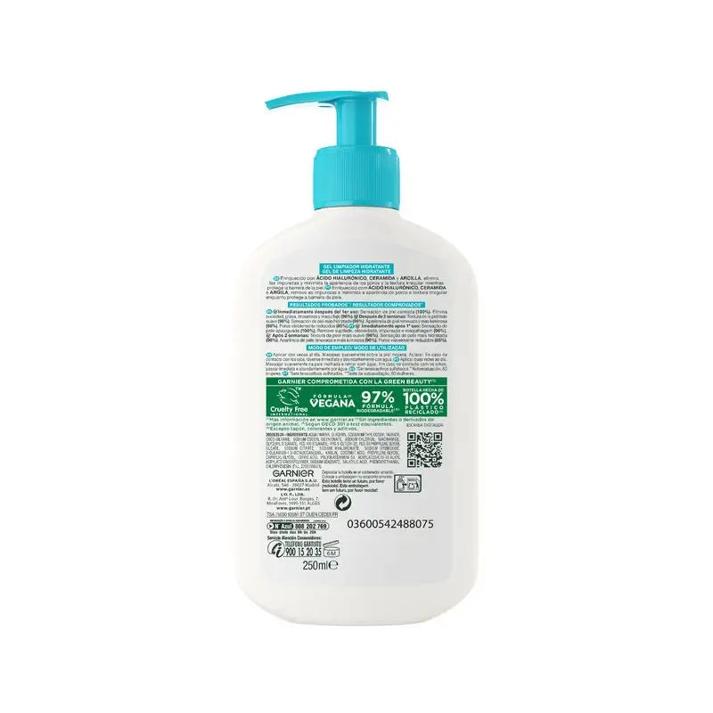 Le gel nettoyant hydratant Garnier Pure Active à l'acide hyaluronique, au céramide et à l'argile élimine les impuretés, la graisse et le maquillage.