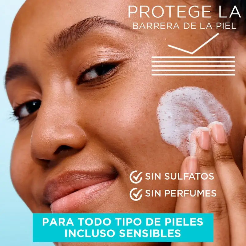 Le gel nettoyant hydratant Garnier Pure Active à l'acide hyaluronique, au céramide et à l'argile élimine les impuretés, la graisse et le maquillage.