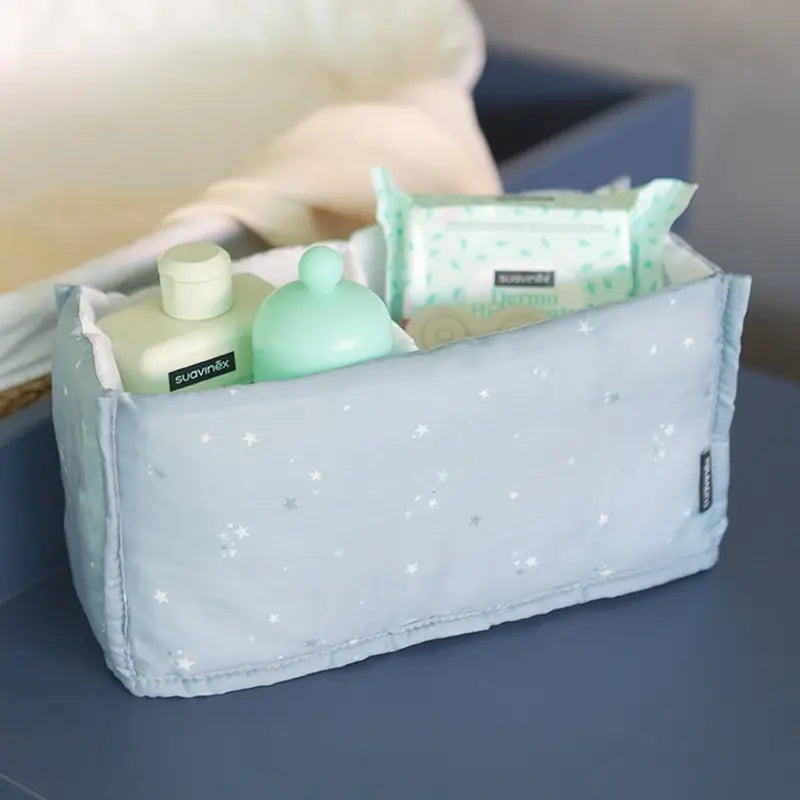Suavinex Baby Gift Lait pour bébé 300 Ml + Mémoires de Cologne pour bébé 100 Ml + Lingettes + Jouet d'éveil, Bleu