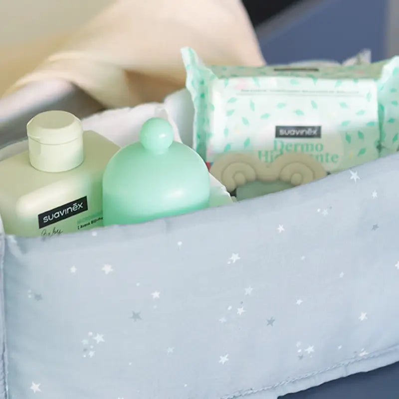 Suavinex Baby Gift Lait pour bébé 300 Ml + Mémoires de Cologne pour bébé 100 Ml + Lingettes + Jouet d'éveil, Bleu