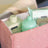 Suavinex Baby Gift Lait pour bébé 300 Ml + Mémoires de Cologne pour bébé 100 Ml + Lingettes + Jouet d'éveil, Rose